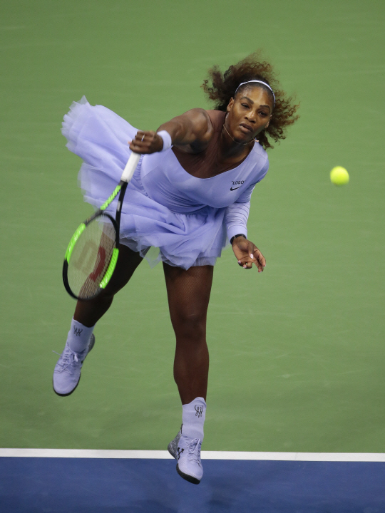 미국의 세리나 윌리엄스가 7일 오전(한국시간) 미국 뉴욕에서 열린 US오픈 여자단식 4강전에서 혼신을 다해 서브를 구사하고 있다.  AP연합뉴스