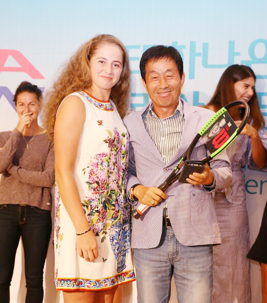 성기춘(오른쪽) 한국테니스진흥협회 회장이 지난해 9월 WTA 투어 코리아오픈 행사에서 옐레나 오스타펜코와 기념사진을 찍고 있다.   성기춘 회장 제공