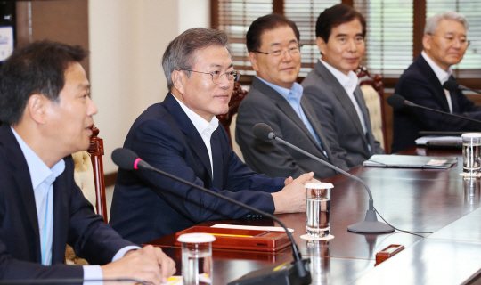 문재인 대통령이 6일 청와대 여민관에서 열린 제3차 남북정상회담 준비위원회 1차 회의에 참석, 준비위원장인 임종석(왼쪽) 대통령 비서실장의 발언을 듣고 있다. 왼쪽부터 임 실장, 문 대통령, 정의용 국가안보실장, 주영훈 대통령 경호처장, 이상철 국가안보실 1차장.  연합뉴스