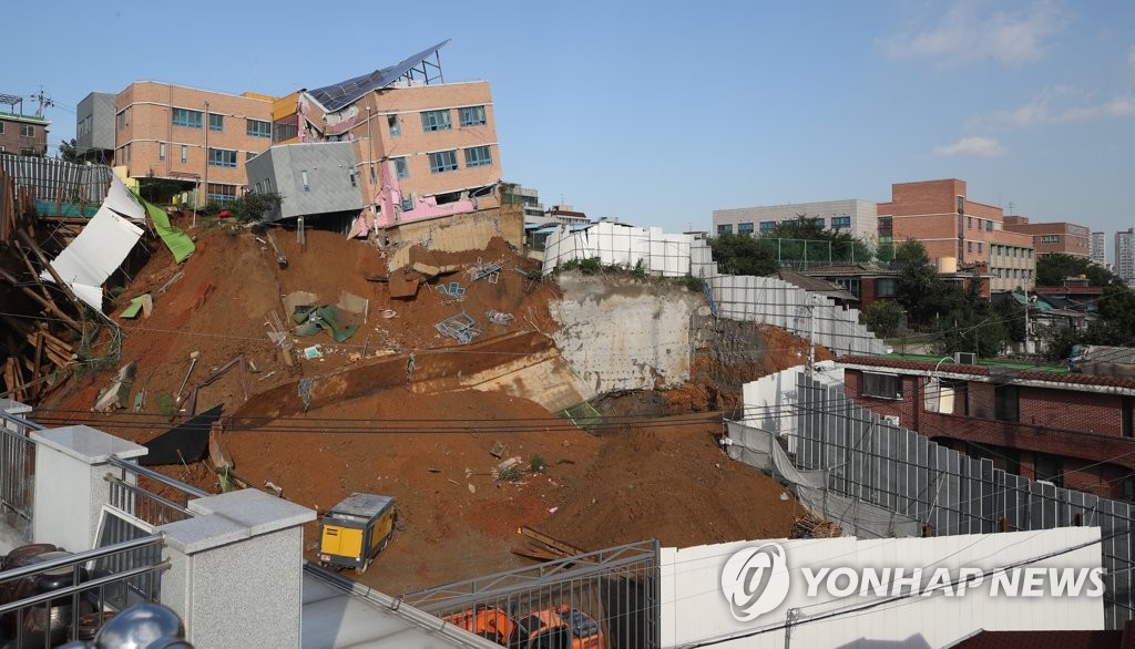 위태롭게 서 있는 상도초등학교 병설유치원
