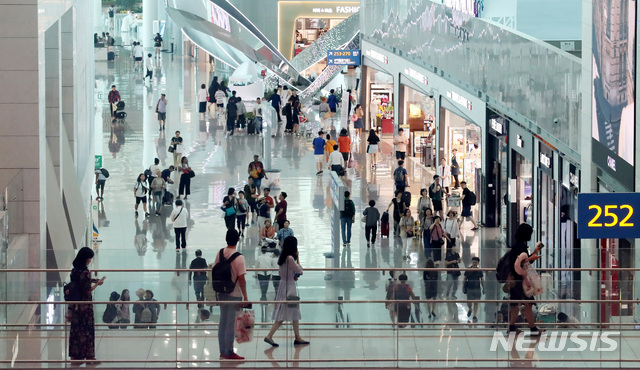 【인천공항=뉴시스】개장 200일을 넘긴 인천공항 제2여객터미널 누적 이용객이 1000만명을 넘긴 7일 오전 인천국제공항 제2여객터미널 면세구역에서 여행객들이 이동하고 있다.인천국제공항공사는 개장 200일째인 5일 누적 이용객이 1000만명을 돌파했다고 밝혔다. 2018.08.07.