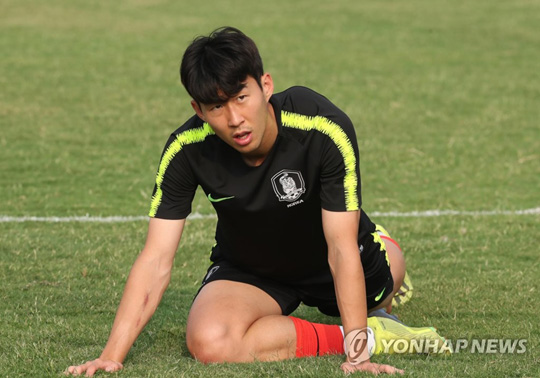 (치비농[인도네시아]=연합뉴스)  2018 자카르타·팔렘방 아시안게임 남자축구 결승전을 하루 앞둔 31일 오후(현지시간) 인도네시아 자와바랏주 보고르 치비농의 페르시카보 스타디움에서 U-23축구 대표팀 손흥민이 몸을 풀고 있다.2018.8.31