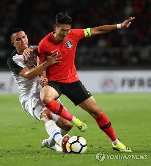 (고양=연합뉴스) 7일 고양종합운동장에서 열린 한국과 코스타리카 친선경기. 한국 손흥민이 드리블하다 파울을 당하고 있다. 2018.9.7