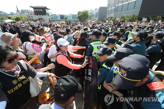 (인천=연합뉴스) 제1회 인천퀴어문화축제가 열린 8일 오전 인천시 동구 동인천역 북광장에서 경찰이 축제 개최를 반대하는 시민들을 막고 있다. 2018.9.8