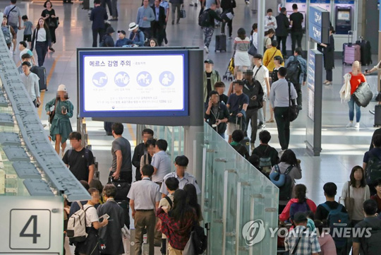 (영종도=연합뉴스) 3년만에 중동호흡기증후군(메르스) 환자가 다시 발생해 방역에 비상이 걸린 9일 오전 인천국제공항 출국장에 메르스 감염 주의 안내문에 스크린에 떠 있다. 2018.9.9