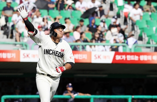 ‘맞는 순간 홈런’ 한동민, 결정적인 만루홈런 [SK 와이번스 제공=연합뉴스]