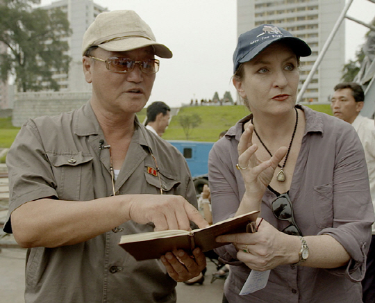 안나 브로이노스키(오른쪽) 감독이 조선예술영화촬영소 관계자와 만나 북한 선전영화 제작 노하우를 듣고 있다.  독포레스트 제공