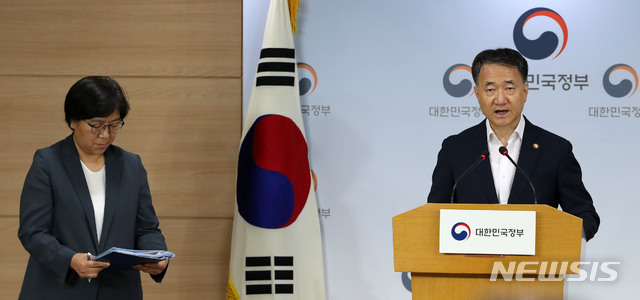 【서울=뉴시스】박능후 보건복지부 장관이 9일 오후 서울 세종로 정부서울청사 브리핑룸에서 메르스(중동호흡기증후군) 확진자 관련 국무총리 주재 긴급 관계장관회의 결과 브리핑을 하고 있다.