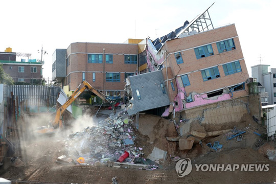 (서울=연합뉴스) 서울 동작구 서울상도유치원이 지반 불안으로 기울어지는 사고가 난 지 나흘째인 9일 오후 관계자들이 철거작업을 하고 있다. 2018.9.9