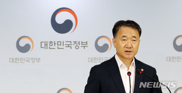 【서울=뉴시스】박능후 보건복지부 장관이 9일 오후 서울 세종로 정부서울청사 브리핑룸에서 메르스(중동호흡기증후군) 확진자 관련 국무총리 주재 긴급 관계장관회의 결과 브리핑을 하고 있다.