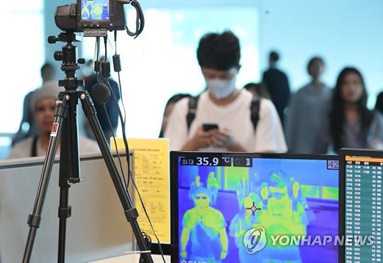 (영종도=연합뉴스) 국내에서 3년 만에 중동호흡기증후군(메르스) 환자가 발생한 가운데 10일 오전 인천국제공항 제2터미널에서 입국객들이 체온을 측정하기 위한 열화상카메라 앞을 지나고 있다.