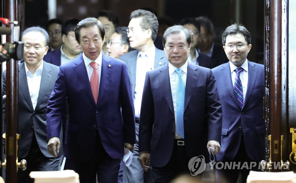(서울=연합뉴스) 자유한국당 김병준 비상대책위원장과 김성태 원내대표가 10일 오전 국회에서 열린 비상대책위원회-국회의원 연석회의에 참석하고 있다.