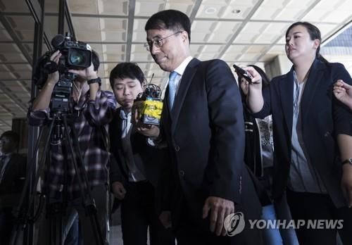 박근혜 전 대통령의 측근인 박채윤 씨 특허소송 상고심과 관련해 재판 쟁점 등을 정리한 보고서를 임종헌 전 법원행정처 차장을 통해 청와대에 넘긴 혐의를 받고 있는 유해용 전 대법원 수석재판연구관이 조사를 받기 위해 9일 오전 서초구 서울중앙지검에 출석하고 있다.