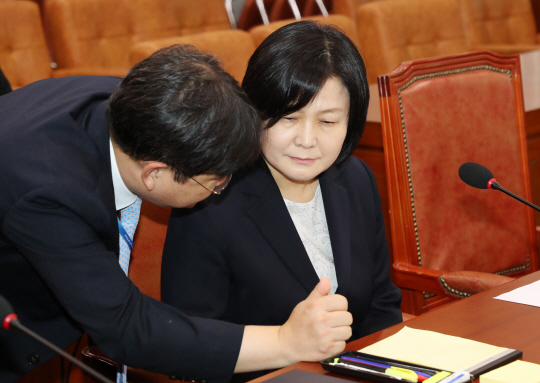 이은애(오른쪽) 헌법재판관 후보자가 11일 오전 국회 법제사법위원회에서 열린 인사청문회에 앞서 측근 인사와 답변을 상의하고 있다. 연합뉴스