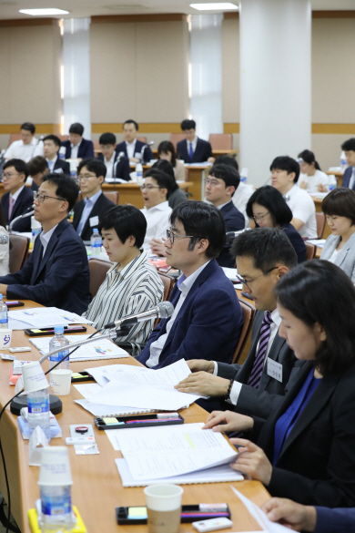 10일 경기 고양시 사법연수원에서 열린 전국법관대표회의에 참석한 판사들이 최기상 의장의 발언을 경청하고 있다.  뉴시스