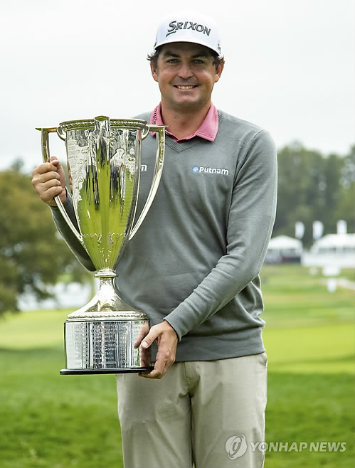 (필라델피아 AP=연합뉴스) 키건 브래들리(32·미국)가 10일(현지시간) 미국 펜실베이니아주 필라델피아 근교 뉴타운 스퀘어의 애러니밍크 골프클럽에서 막내린 미국프로골프(PGA) 투어 플레이오프 3차전 BMW 챔피언십에서 우승, 트로피를 들고 포즈를 취하고 있다.