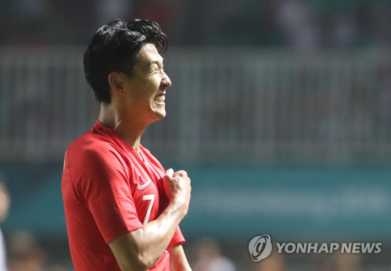 (치비농[인도네시아]=연합뉴스) 지난 1일 오후(현지시간) 인도네시아 자와바랏주 보고르 치비농의 파칸사리 스타디움에서 열린 2018 자카르타·팔렘방 아시안게임 남자축구 결승전 한국과 일본의 경기에서 2-1로 승리하고 우승을 차지한 U-23 축구대표팀 손흥민이 환호하고 있다. 2018.9.2