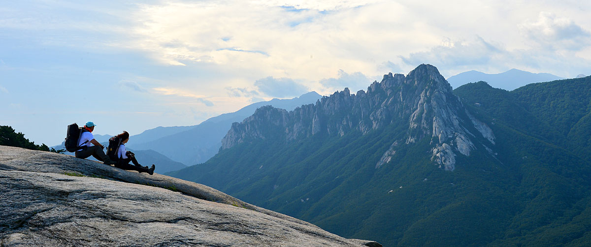 금강산의 남쪽 끝 줄기인 신선봉 아래 신선암의 너럭바위에 오른 이들이 설악산 울산바위를 바라보고 있다. 이곳이야말로 울산바위를 보는 가장 훌륭한 전망대다.