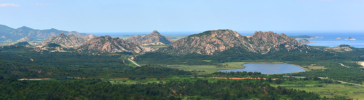 강원 고성의 최북단 관측소 717 OP(금강산 전망대)에서 바라본 북녘의 풍경. 온통 바위로 이뤄진 구선봉 아래로 선녀와 나무꾼의 전설이 깃든 호수 감호가 보인다. 감호 앞에는 붉은 깃발을 내건 인민군 초소가 있다. 구선봉 뒤쪽이 해금강이다.