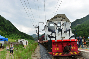 걷기 여행은 요즘 같은 청명한 가을의 초입에 딱 맞는 여행법이다. 경북 봉화의 ‘낙동강 세평하늘길’이 지나가는 영동선 간이역에 정차한 백두대간 협곡열차.