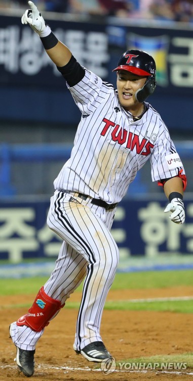 (서울=연합뉴스) 12일 오후 서울 잠실야구장에서 열린 2018 KBO 프로야구 넥센 히어로즈와 LG 트윈스의 경기. 연장 10회말 1사 만루 LG 정주현이 끝내기 안타를 쳐낸 뒤 환호하고 있다.