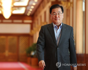 (서울=연합뉴스) 정의용 국가안보실장이 11일 오전 청와대에서 열린 국무회의에 입장하고 있다. 2018.9.11