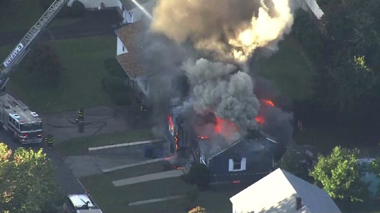 13일 미국 매사추세츠주 보스턴에서 주택 39채에 연쇄 가스폭발 사고가 발생한 가운데 교외 지역인 로런스에서 한 주택이 불에 타고 있다.  AP 연합뉴스
