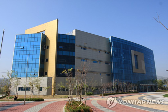 남북공동연락사무소 청사(서울=연합뉴스) 오는 14일 개소식을 하는 개성공단 내 남북공동연락사무소 청사 전경. 2018.9.12 [통일부 제공]