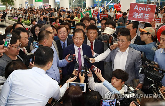 (영종도=연합뉴스) 홍준표 전 자유한국당 대표가 두 달간의 미국 생활을 마치고 15일 오후 인천국제공항을 통해 귀국하며 취재진 질문에 답하고 있다. 2018.9.15