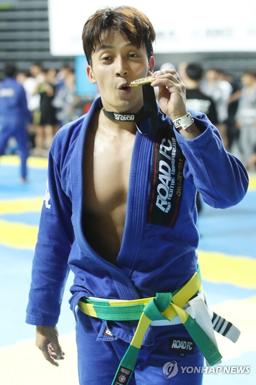 (서울=연합뉴스) 16일 오전 서울 중구 장충체육관에서 열린 제1회 ROAD FC 주짓수 대회에 출전해 승리한 개그맨 허경환이 메달을 들어보이고 있다.