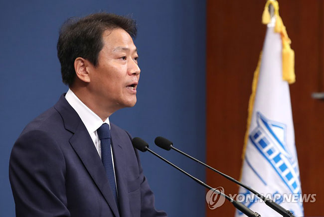 (서울=연합뉴스) 평양 남북정상회담 준비위원장인 임종석 대통령 비서실장이 16일 오후 청와대 춘추관에서 남북정상회담 공식 수행원을 발표하고 있다.