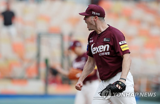 (부산=연합뉴스) 16일 오후 부산 동래구 사직야구장에서 열린 2018 신한은행 마이카 KBO리그 넥센 히어로즈와 롯데 자이언츠의 경기. 8회말 롯데 공격을 무실점으로 막아낸 넥센 선발 브리검이 환호하고 있다.