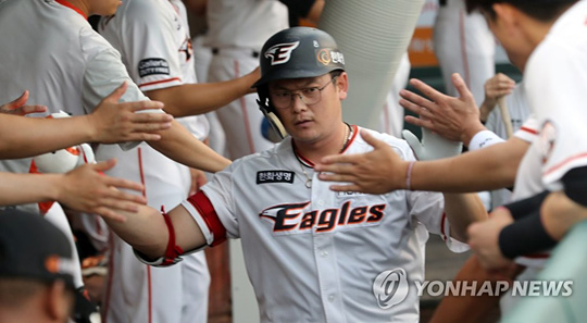 (대전=연합뉴스) 12일 오후 대전 한화생명 이글스파크에서 열린 프로야구 한화와 넥센의 경기. 2회말 한화 이성열이 솔로 홈런을 치고서 더그아웃에서 하이파이브하고 있다.