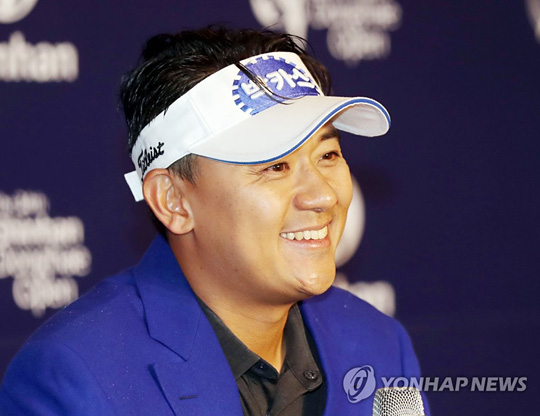 (인천=연합뉴스) 16일 인천 베어즈베스트 청라골프클럽에서 열린 ‘KPGA 제34회 신한동해오픈’에서 우승한 박상현이 기자회견에서 소감을 밝히고 있다.