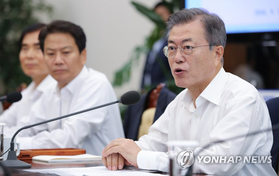 (서울=연합뉴스) 문재인 대통령이 평양 정상회담을 하루 앞둔 17일 오후 청와대 여민관에서 열린 수석·보좌관 회의에서 발언하고 있다.