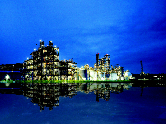 2003년 완공된 KCC 전북 전주 3공장에서는 연간 약 3만t 규모의 유기실리콘을 생산한다.