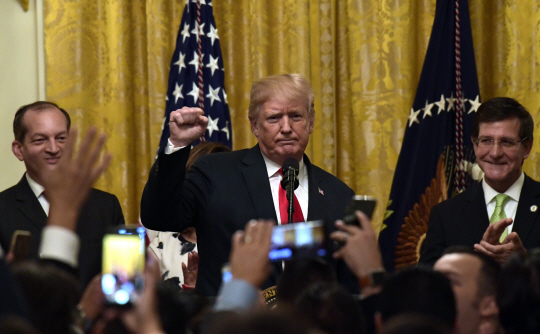 도널드 트럼프 미국 대통령이 2000억 달러 규모 중국 제품에 대한 관세 부과 계획을 발표한 17일 미국 워싱턴 백악관에서 열린 ‘히스패닉 문화유산의 달’ 축하행사에 참석해 연설하고 있다.  AP 연합뉴스