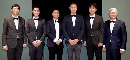 서경배(오른쪽) 서경배과학재단 이사장과 선정된 신진 과학자들이 지난 13일 기념사진을 찍고 있다.  서경배과학재단 제공