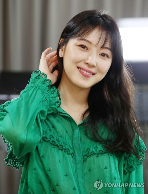 (서울=연합뉴스) 드라마 ‘내 아이디는 강남미인’에 출연한 배우 조우리가 18일 오전 서울 종로구 연합뉴스에서 인터뷰를 하기 전 포즈를 취하고 있다.