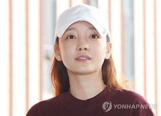 (서울=연합뉴스) 강민지 기자 = 전 남자친구와 폭행여부를 두고 공방을 벌이고 있는 아이돌 그룹 카라 출신의 구하라(27)가 18일 오후 서울 강남경찰서에 출석, 취재진의 질문에 답하고 있다. 구 씨는 지난 13일 새벽 전 남자친구 A씨 폭행 논란에 대해 쌍방폭행을 주장하고 있다.