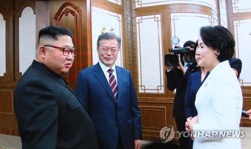 (서울=연합뉴스) ‘2018남북정상회담평양’의 첫날인 18일 문재인 대통령 내외와 김정은 북한 국무위원장 내외가 문 대통령의 숙소인 평양 백화원 영빈관에서 환담하는 모습이 서울 중구 DDP 메인프레스센터에 중계되고 있다.