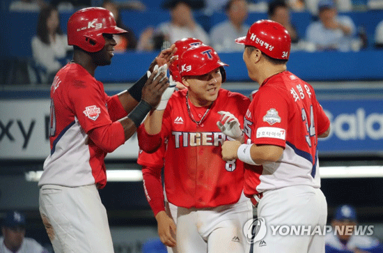 (대구=연합뉴스) 18일 대구삼성라이온즈파크에서 열린 프로야구 KIA 타이거즈와 삼성 라이온즈의 경기. 3회말 1사 만루 때 만루 홈런을 쳐낸 KIA 안치홍이 동료들의 축하를 받고 있다.