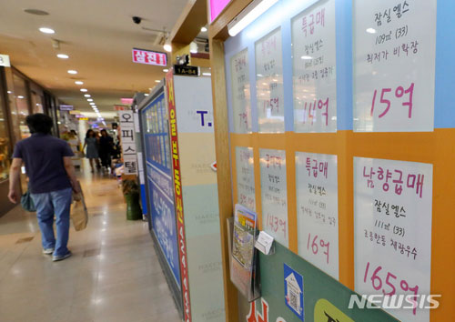 【서울=뉴시스】정부가 종부세 강화 등을 담은 ‘주택시장 안정대책’을 발표한 13일 오후 서울 송파구의 한 공인중개사 사무실 앞에 10억 원이 넘는 아파트 매물 가격표가 붙어 있다. 2018.09.13.