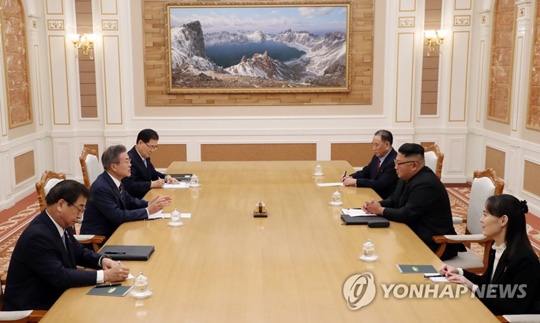 (평양=연합뉴스) 문재인 대통령과 김정은 북한 국무위원장이 18일 평양 조선노동당 중앙위원회 본부청사에서 1일차 정상회담을 하고 있다. 왼쪽부터 시계방향으로 서훈 국정원장, 문재인 대통령, 정의용 국가안보실장, 김영철 당중앙위 부위원장, 김정은 국무위원장, 김여정 당중앙위 제1부부장. 2018.9.18