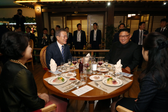 문재인 대통령과 김정은 북한 국무위원장 내외가 2018 평양 남북정상회담 이틀째인 19일 평양 대동강수산물 식당에서 만찬을 함께 하면서 이야기를 나누고 있다.  평양사진공동취재단
