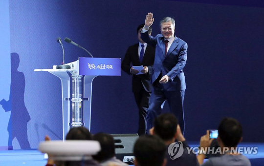 (서울=연합뉴스) 평양 남북정상회담을 마친 문재인 대통령이 20일 서울 중구 동대문디자인플라자에 마련된 메인프레스센터에 대국민 보고를 위해 밝은 표정으로 입장하고 있다.