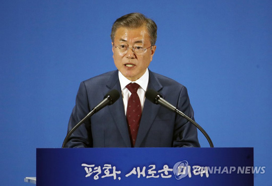 (서울=연합뉴스) 평양에서 남북정상회담을 마치고 돌아온 문재인 대통령이 20일 오후 서울 동대문디자인프라자(DDP)에 마련된 메인프레스센터를 방문, 대국민 보고를 하고 있다.