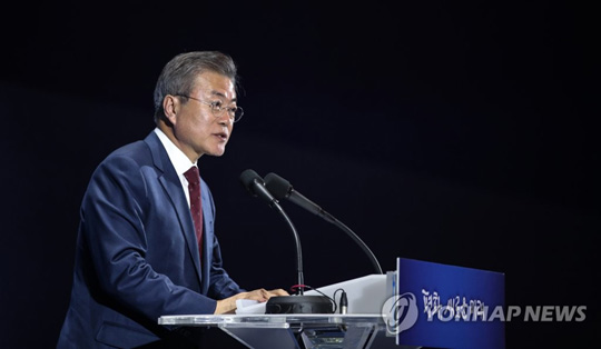 (서울=연합뉴스) 평양에서 남북정상회담을 마치고 돌아온 문재인 대통령이 20일 오후 서울 동대문디자인프라자(DDP)에 마련된 메인프레스센터를 방문, 취재진에게 회담 결과를 설명하고 있다. 2018.9.20
