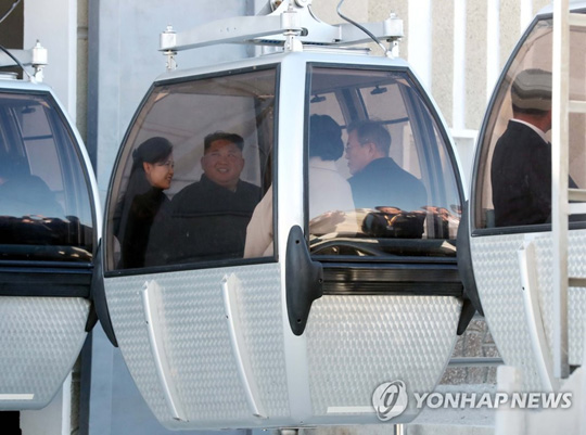 (백두산=연합뉴스) 문재인 대통령 내외와 북한 김정은 국무위원장 내외가 20일 오전 백두산 장군봉을 방문한 뒤 케이블카를 타고 천지로 향하고 있다. 2018.9.20