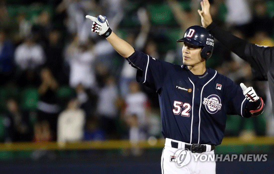 (서울=연합뉴스) 21일 서울 잠실야구장에서 열린 2018 KBO리그 두산과 LG 경기. 두산 김재호가 5회초 2사 만루에서 대타로 나와 주자를 모두 불러들이는 싹쓸이 2루타를 친 뒤 기뻐하고 있다.